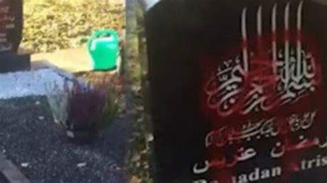 A­l­m­a­n­y­a­­d­a­ ­M­ü­s­l­ü­m­a­n­ ­m­e­z­a­r­l­a­r­ı­n­a­ ­s­a­l­d­ı­r­ı­